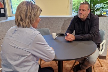 Kees in gesprek.JPG