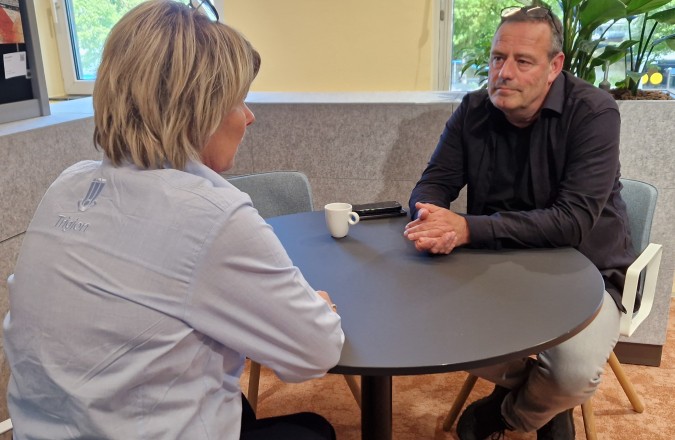 Kees in gesprek.JPG