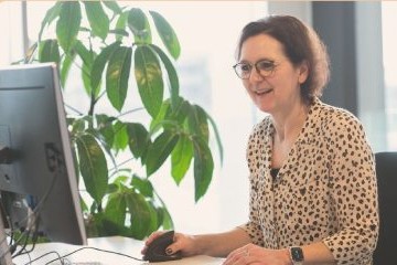 Vrouw zit achter haar computer.jpg