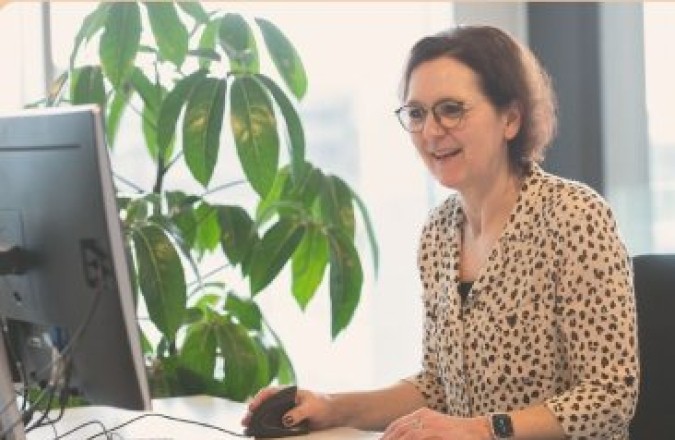 Vrouw zit achter haar computer.jpg